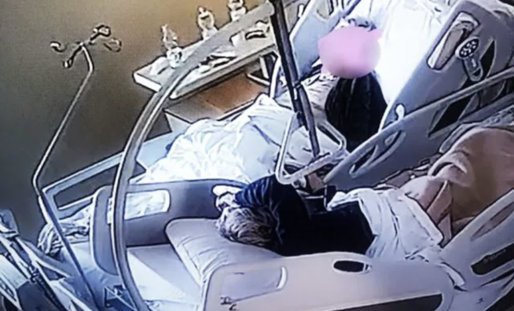 Napoli, ricoverati insieme dopo 60 anni di matrimonio: mano nella mano in ospedale