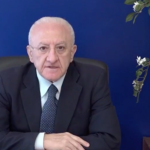 De Luca in diretta Facebook. Il Presidente della Regione Campania ha parlato di coronavirus, vaccini e ripresa economica durante l'appuntamento del venerdì
