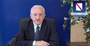 De Luca in diretta Facebook. Il Presidente della Regione Campania ha parlato di coronavirus, vaccini e ripresa economica durante l'appuntamento del venerdì