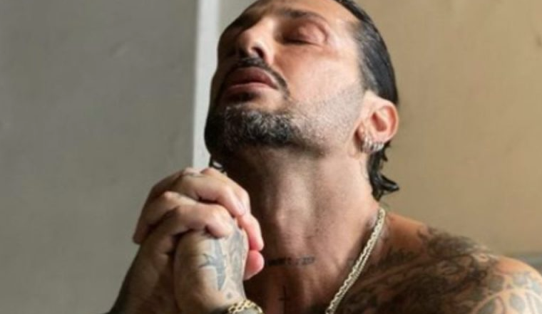 Il gesto di Fabrizio Corona dopo essere uscito dal carcere