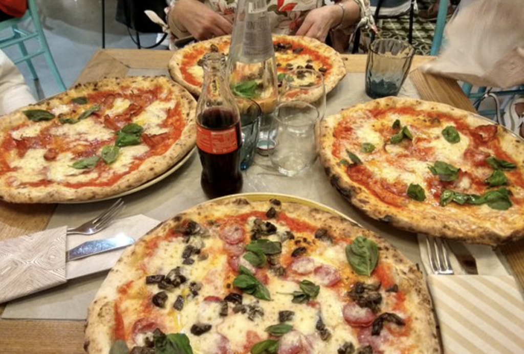 Giugliano, scoperti in 10 in una pizzeria nonostante i divieti anti Covid