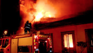 Dramma in Campania, scoppia un incendio in casa: uomo ucciso dalle fiamme