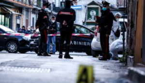 Agguato a Secondigliano, 33enne sparato alle gambe in pieno giorno
