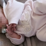 Neonata di 17 giorni muore nella culla, genitori disperati: "Ora sei una stella nel cielo"