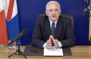 De Luca parla in diretta Facebook