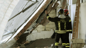 Paura a Portici, crolla il solaio: due operai bloccati in un sottoscala