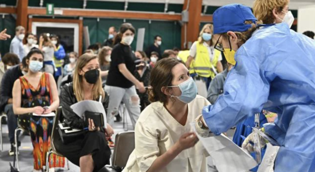 Bufera vaccini a Napoli, somministrato per errore Astrazeneca a 44 persone