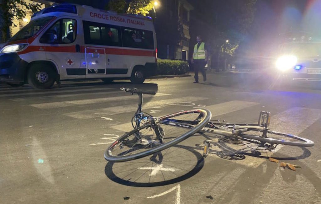 Tragedia a Napoli, professoressa di 61 anni travolta da un'auto mentre era in bici
