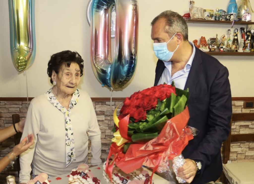 Grande festa a Napoli, Giuseppa compie 110 anni: "E' la nonna del Rione Sanità"