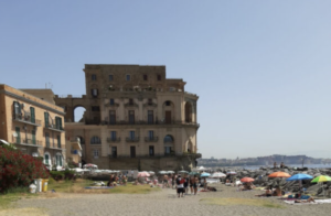 Tony e Tina sono tornati a Napoli in pianta stabile per un motivo La coppia in giro per la città