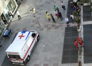 Tragedia al Centro Direzionale, precipita dal 18esimo piano di un albergo e muore