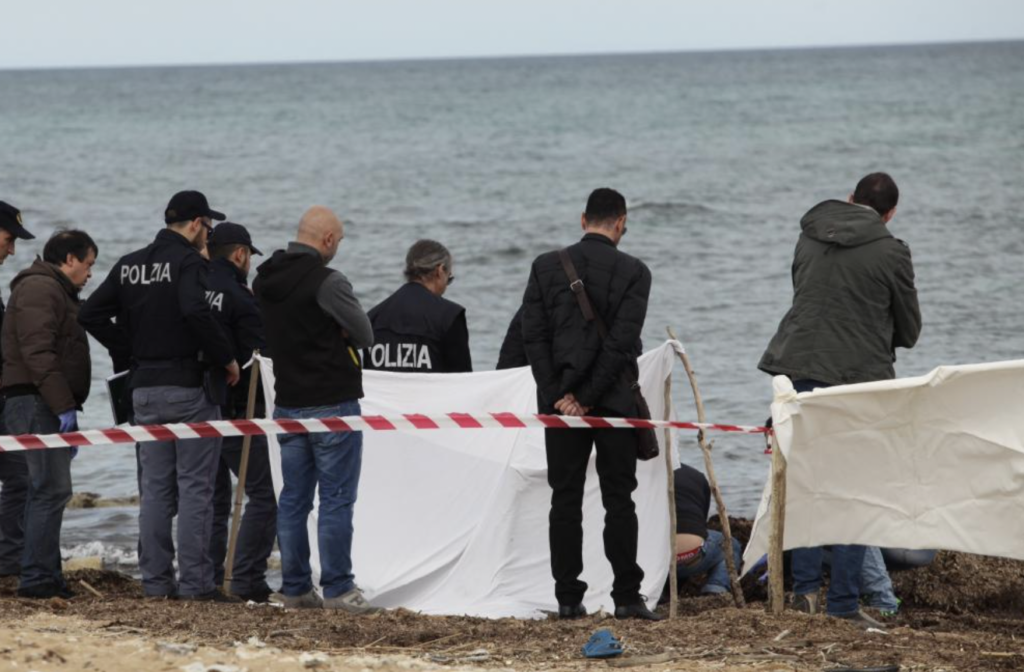 E' stato trovato questa mattina il corpo senza vita di Carlo Riccio, 57 anni, l'uomo disperso in mare dopo essersi tuffato per salvare due ragazzi in difficolta' giovedi' mattina nella baia di Torregaveta a Monte di Procida nel Napoletano.