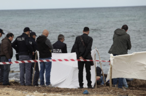 E' stato trovato questa mattina il corpo senza vita di Carlo Riccio, 57 anni, l'uomo disperso in mare dopo essersi tuffato per salvare due ragazzi in difficolta' giovedi' mattina nella baia di Torregaveta a Monte di Procida nel Napoletano.