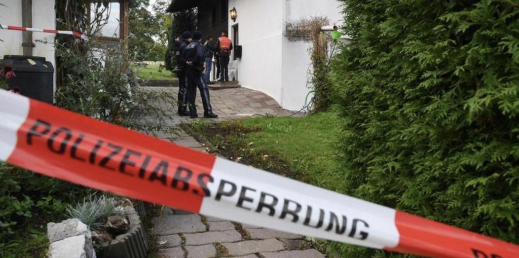 Si finge morta e riesce a salvarsi dalla furia del killer, poi chiama la nonna e racconta tutto: "Pronto nonna, hanno sparato a mamma, babbo e a mia sorella, sono morti".