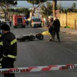 Incidente a Ercolano, uomo cade dallo scooter e muore