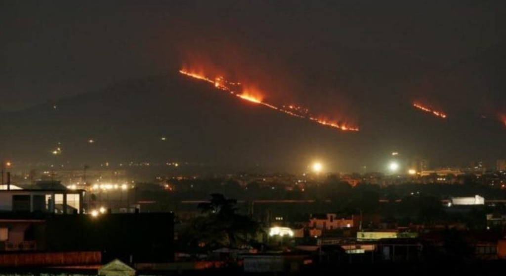 Maxi incendio sulla collina di Casertavecchia: vigili del fuoco e canadair