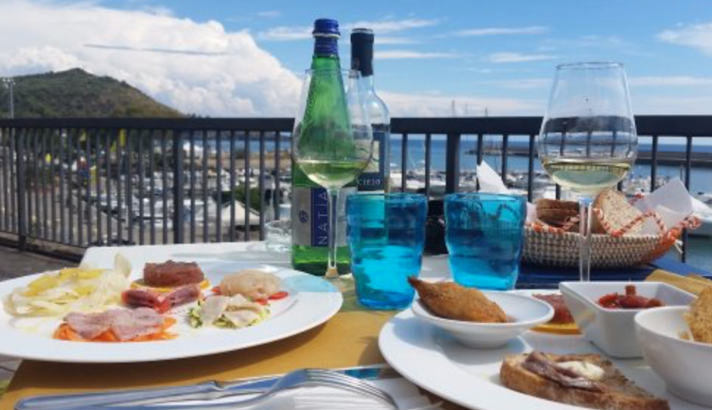 Cilento: pranzano in spiaggia, dieci persone intossicate