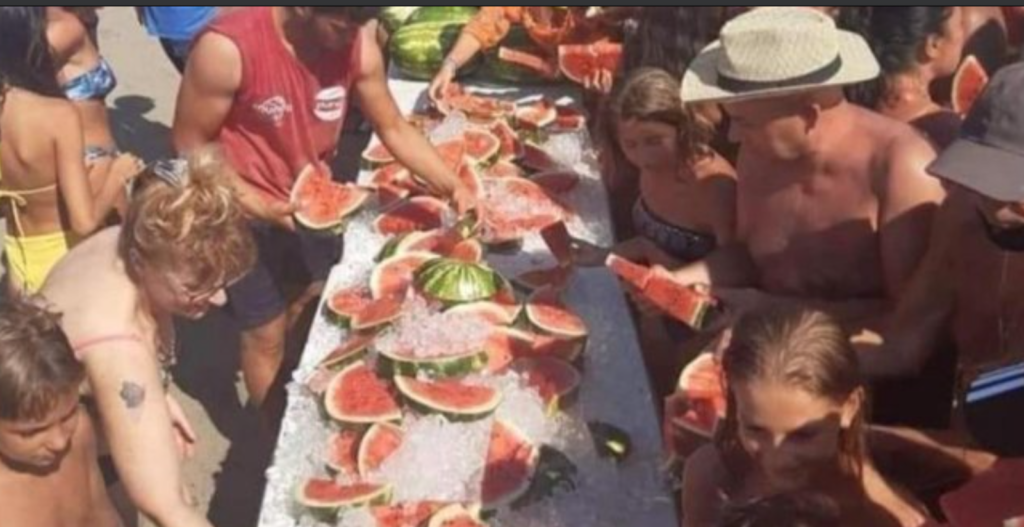 Melonata e maxi assembramento a Miseno: pioggia di critiche sul web