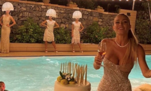 Compleanno Diletta Leotta e le ragazze vestite da lampadario: