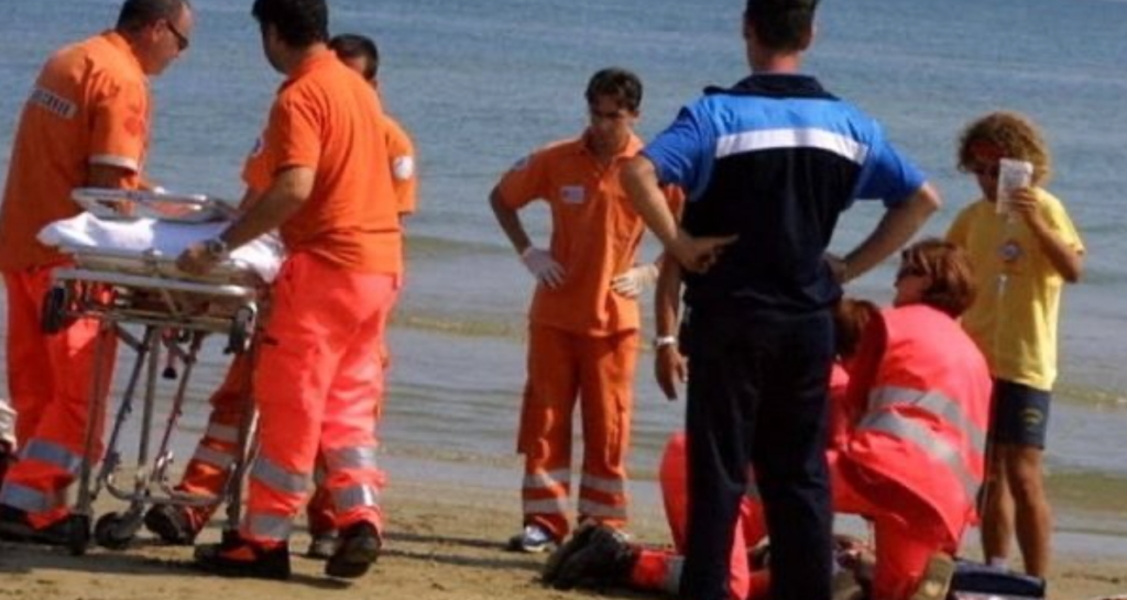 francese di 73 anni è annegata in località Laura a Capaccio Paestum, probabilmente a seguito di un malore.