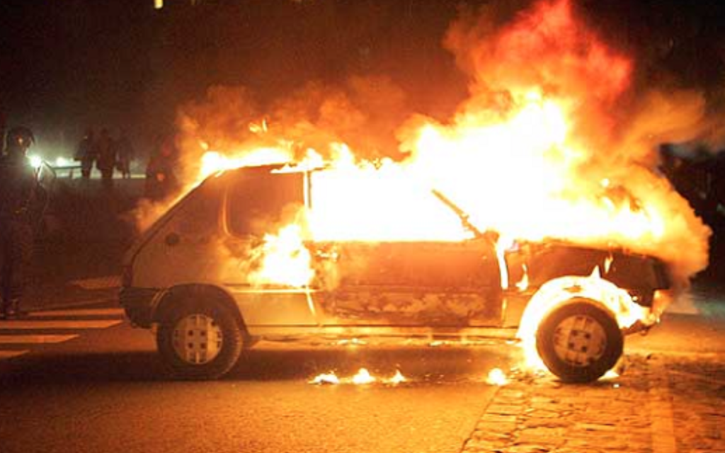 auto in fiamme casertano