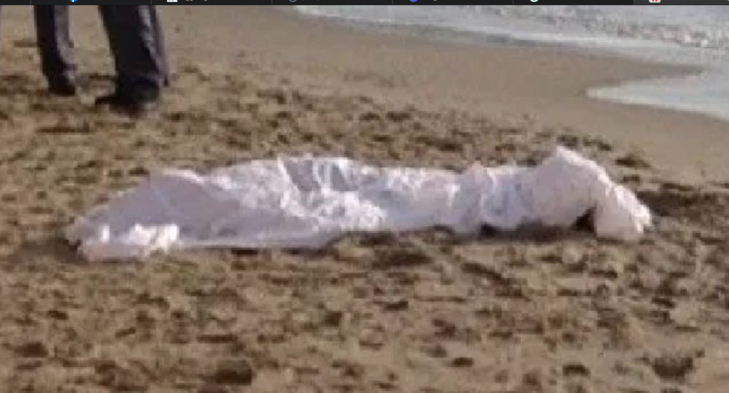 Tragedia in spiaggia a Baia Felice, uomo fa il bagno e poi muore davanti ai nipotini