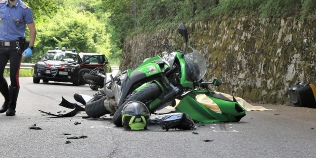 Perde il controllo della moto e finisce fuori strada. Sandro Prada, 51 anni, ha invaso la corsia opposta della strada con la sua moto appena comprata ed è volato nel bosco insieme alla figlia Elisa di 13 anni. Tutto è successo nel buio e nel silenzio della notte così a lanciare l'allarme è stata la moglie dell'uomo preoccupata nel non vederli tornare. Leggi anche > Tragedia al Pizzo Coca: un 26enne precipita e muore AD Fai un preventivo, vinci un'esperienza x2! Puoi vincere anche una bici elettrica Fai un preventivo Generali La donna è riuscita a raggiungerli grazie all'applicazione presente sulo smartphone della figlia che segnala la geolocalizzazione. Sulla mappa appare un punto fermo, nella zona a monte di Nogaré, dove passa la strada provinciale 83 che collega il fondovalle con l'altopiano di Piné. Sul luogo intervengono i soccorsi, ma purtroppo per padre e figlia non c'è stato nulla da fare. I carabinieri stanno portando avanti le indagini per capire cosa possa essere successo dall'ipotesi del malore del padre della 13enne alla scarsa dimestichezza con il mezzo nuovo che potrebbe aver fatto perdere il controllo della moto.