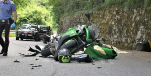 Perde il controllo della moto e finisce fuori strada. Sandro Prada, 51 anni, ha invaso la corsia opposta della strada con la sua moto appena comprata ed è volato nel bosco insieme alla figlia Elisa di 13 anni. Tutto è successo nel buio e nel silenzio della notte così a lanciare l'allarme è stata la moglie dell'uomo preoccupata nel non vederli tornare. Leggi anche > Tragedia al Pizzo Coca: un 26enne precipita e muore AD Fai un preventivo, vinci un'esperienza x2! Puoi vincere anche una bici elettrica Fai un preventivo Generali La donna è riuscita a raggiungerli grazie all'applicazione presente sulo smartphone della figlia che segnala la geolocalizzazione. Sulla mappa appare un punto fermo, nella zona a monte di Nogaré, dove passa la strada provinciale 83 che collega il fondovalle con l'altopiano di Piné. Sul luogo intervengono i soccorsi, ma purtroppo per padre e figlia non c'è stato nulla da fare. I carabinieri stanno portando avanti le indagini per capire cosa possa essere successo dall'ipotesi del malore del padre della 13enne alla scarsa dimestichezza con il mezzo nuovo che potrebbe aver fatto perdere il controllo della moto.