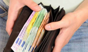 trovano portafogli con soldi Sorrento