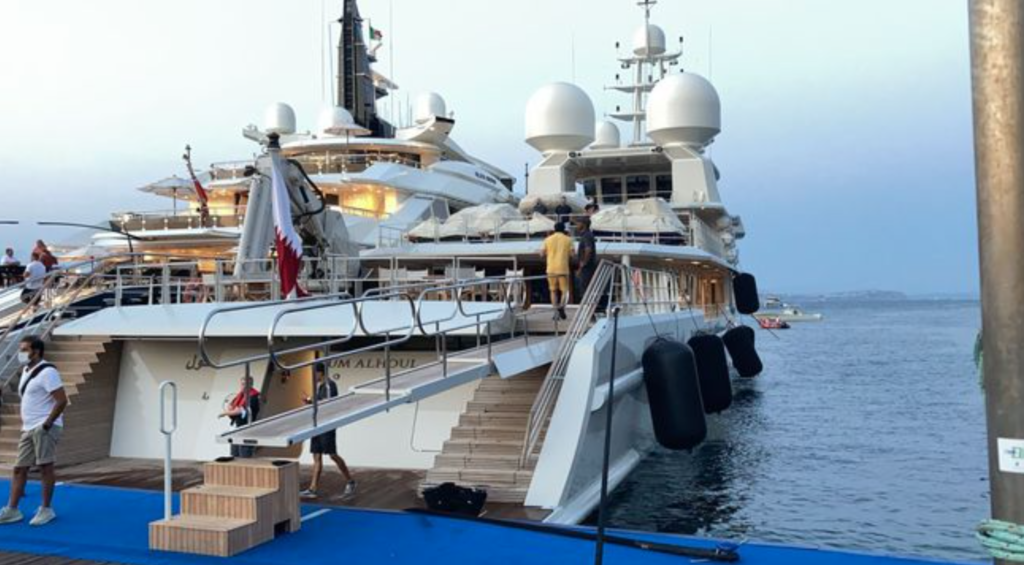 L'emiro sbarca a Ischia con la sua flotta di ben 7 yacht lussuosi: 72 metri per Um Alhoul