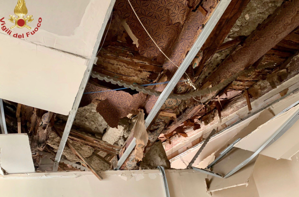 crollo palazzina napoli solaio