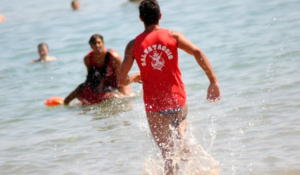 Dramma al mare a Baia, bimbo salva la mamma che sta annegando: "Aiutateci, mia mamma sta male"