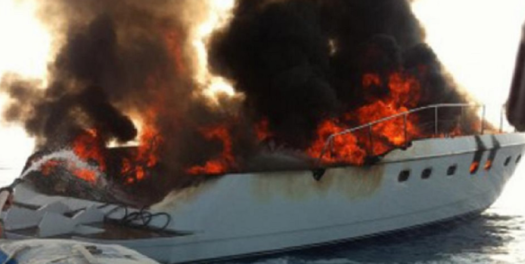 Castellammare di Stabia, barca va in fiamme: muore una ragazza