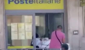 ritira la pensione in barella posta crotone