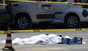 Napoli, pedone investito da una coppia in moto finisce sotto un bus: è morto