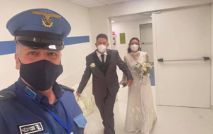 Lacrime di gioia in ospedale, si presenta in abito da sposa dalla mamma ricoverata