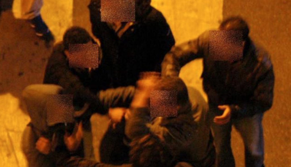 Napoli, aggressione in piazza: 19enne colpito, ha 15 ferite d'arma da taglio