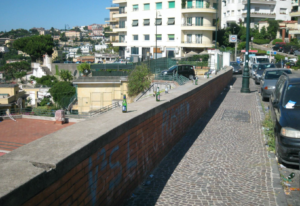 Tragedia a Napoli, donna si lancia dalla finestra della sua abitazione al Vomero