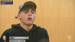 Luca D'Alessio in lacrime amici 21