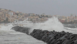 Napoli, il ciclone si trasforma nell'uragano Mediterraneo, dopo la Sicilia paura per il Sud