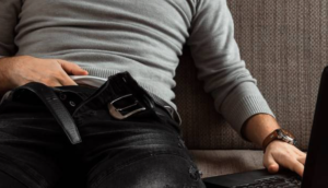 Gioco erotico finisce in tragedia, uomo muore: la moglie trova il corpo