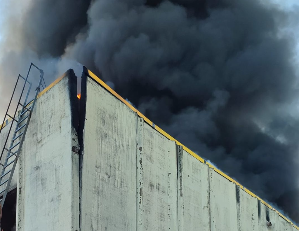 Arzano, incendio in un’azienda di cucine