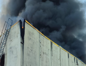 Arzano, incendio in un’azienda di cucine