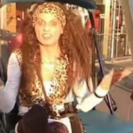 Napoli, Tiktoker sale sull'auto degli agenti: "Mi vedete bene", il paragone con Rita De Crescenzo