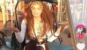 Napoli, Tiktoker sale sull'auto degli agenti: "Mi vedete bene", il paragone con Rita De Crescenzo