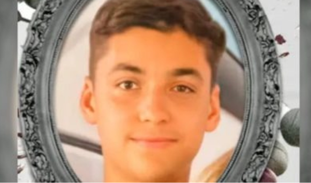 Mette il telefono in carica, ragazzino di 14 anni muore fulminato da una scossa