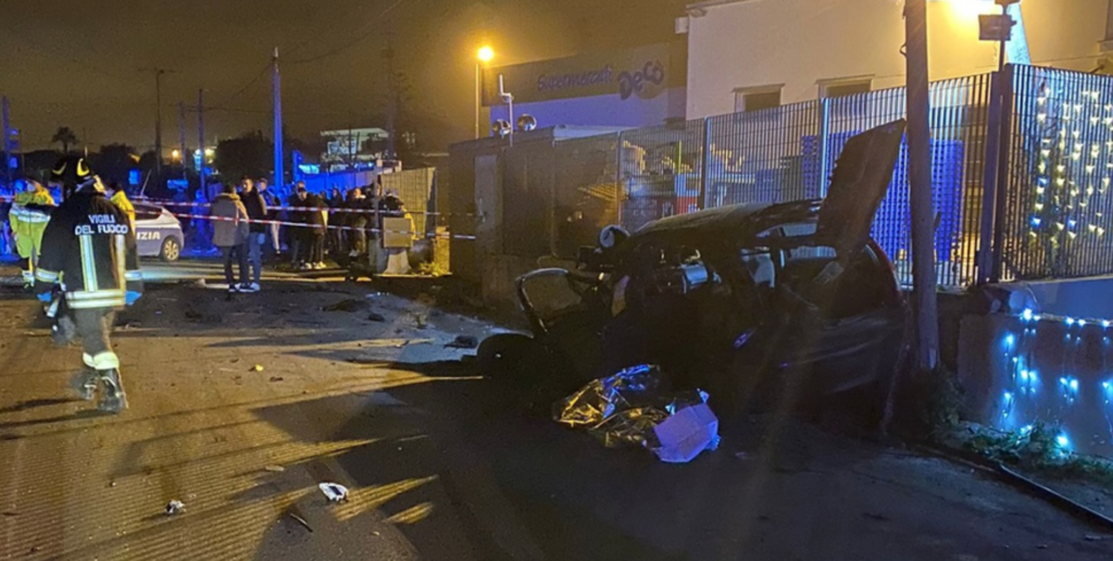 Drammatico incidente, auto fuori strada: morti tre giovani di 16, 18 e 20 anni