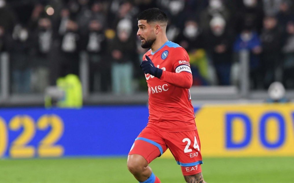 All'Allianz Stadium finisce con un pareggio, Juve e Napoli fanno 1-1. Al gol di Mertens nel primo tempo risponde Chiesa durante la ripresa, cosi' i bianconeri restano fuori dalla zona Champions e a tre punti dal quarto posto occupato dall'Atalanta, con i bergamaschi che hanno pero' una gara da recuperare. Il Napoli, invece, scivola a cinque lunghezze dal Milan, ma si conferma sul gradino piu' basso del podio. Tutti i dubbi sull'effettiva disputa della gara vengono fugati intorno alle 19.20, quando il pullman degli azzurri varca i cancelli dello Stadium. E sono tanti i fischi partiti dai tifosi bianconeri, che durante il riscaldamento hanno accolto Insigne e compagni con cori di discriminazione territoriale e sono stati "redarguiti" dallo speaker dello stadio. C'era attesa anche per la formazione scelta da Spalletti, assente perche' positivo al Covid e sostituito dal vice Domenichini: Rrahmani, Lobotka e Zielinski, messi in quarantena dall'Asl di Napoli 2 perche' sprovvisti di terza dose e a contatto con soggetti positivi, partono dal primo minuto. Un azzardo che ora potrebbe costare sanzioni dalle autorita' sanitarie, ma che non incide sulla giustizia sportiva. E' un Napoli decimato, con cinque calciatori nati dal 2000 in poi in panchina e con Insigne capitano nonostante le voci ormai confermate di un futuro a Toronto da giugno. Allegri ritrova Chiesa e Dybala, con l'argentino che comincia fuori, ma e' senza Bonucci e Chiellini, il primo infortunato e il secondo positivo al Covid (cosi' come Pinsoglio e il vice-presidente Nedved), e con sette assenze in totale: davanti a Szczesny giocano De Ligt e Rugani, in mezzo al campo spazio a McKennie e Rabiot con Locatelli e in attacco c'e' Morata come riferimento offensivo. L'avvio di gara e' di marca bianconera, la squadra di casa comincia forte: Di Lorenzo e' costretto a chiudere su Chiesa, dal corner McKennie si divora il vantaggio non riuscendo ad inquadrare la porta da ottima posizione. Il Napoli si va vedere con un paio di tentativi di Insigne fuori misura, la Juve risponde con un sinistro di Chiesa che termina a lato, gli azzurri trovano l'1-0 dopo 23 minuti: il capitano pennella per Politano, il quale fa sponda per Mertens e il belga trafigge Szczesny. La squadra di Allegri patisce un po' il contraccolpo, Zielinski va vicino al raddoppio ma trova la respinta del portiere suo connazionale. Soltanto nel finale i bianconeri tornano a farsi vedere in attacco, ma Ospina chiude il primo tempo senza interventi particolarmente complicati. Nella ripresa, invece, torna in campo tutta un'altra Juve, e il pareggio arriva dopo nove minuti: McKennie si inserisce e crossa in mezzo, il pallone finisce sul sinistro di Chiesa che, complice anche una deviazione di Lobotka, realizza l'1-1 al rientro dopo 40 giorni fermo ai box. I bianconeri cercano subito il sorpasso, gli azzurri resistono e in contropiede si fanno pericolosi con Mertens, sul quale e' bravo Szczesny a bloccare. Allegri pesca dalla panchina e inserisce prima Dybala e Bentancur, poi Kean e De Sciglio, mentre Domenichini aspetta fino a un quarto d'ora dalla fine per il primo cambio con Elmas che sostituisce Politano. Nei cinque minuti di recupero ci prova di piu' la Juve, il colpo di testa di Kean e la punizione di Dybala non inquadrano la porta: l'arbitro Sozza non fa battere il corner a tempo scaduto tra le proteste dei bianconeri, con la Joya che si fa ammonire dopo il triplice fischio.