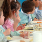 Napoli, il Tar sospende l'ordinanza: "Scuole aperte, il Comune vieta la refezione, le mamme si dividono"