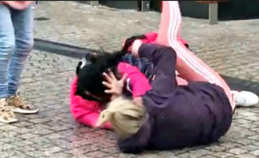 Napoli, ragazza aggredita per motivi passionali: un gruppo di donne le spaccano la testa